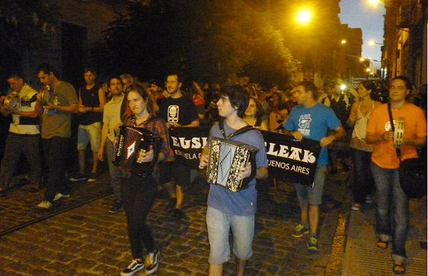 La colectividad vasca porteña trajo la práctica del Triki-poteo hasta el Río de la Plata (foto EuskalKultura.com)